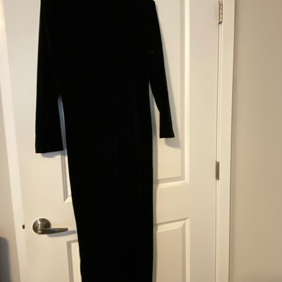NEVER WORN! Elegant Black Velvet Dress with Slit - Picture 4 of 4
